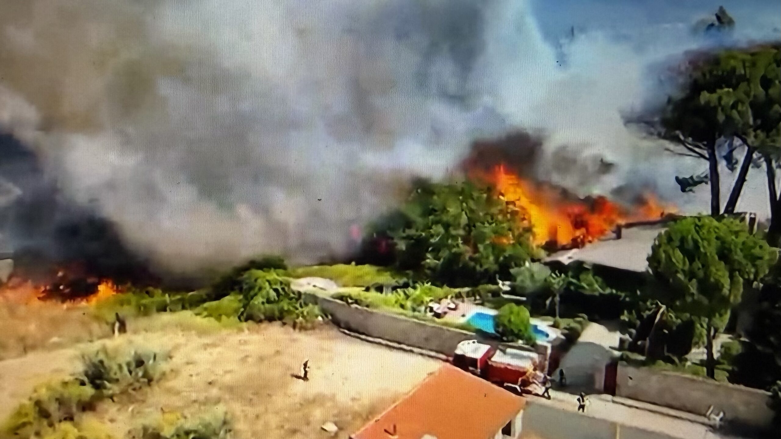 El incendio en Madrid supera la capacidad de extinción
