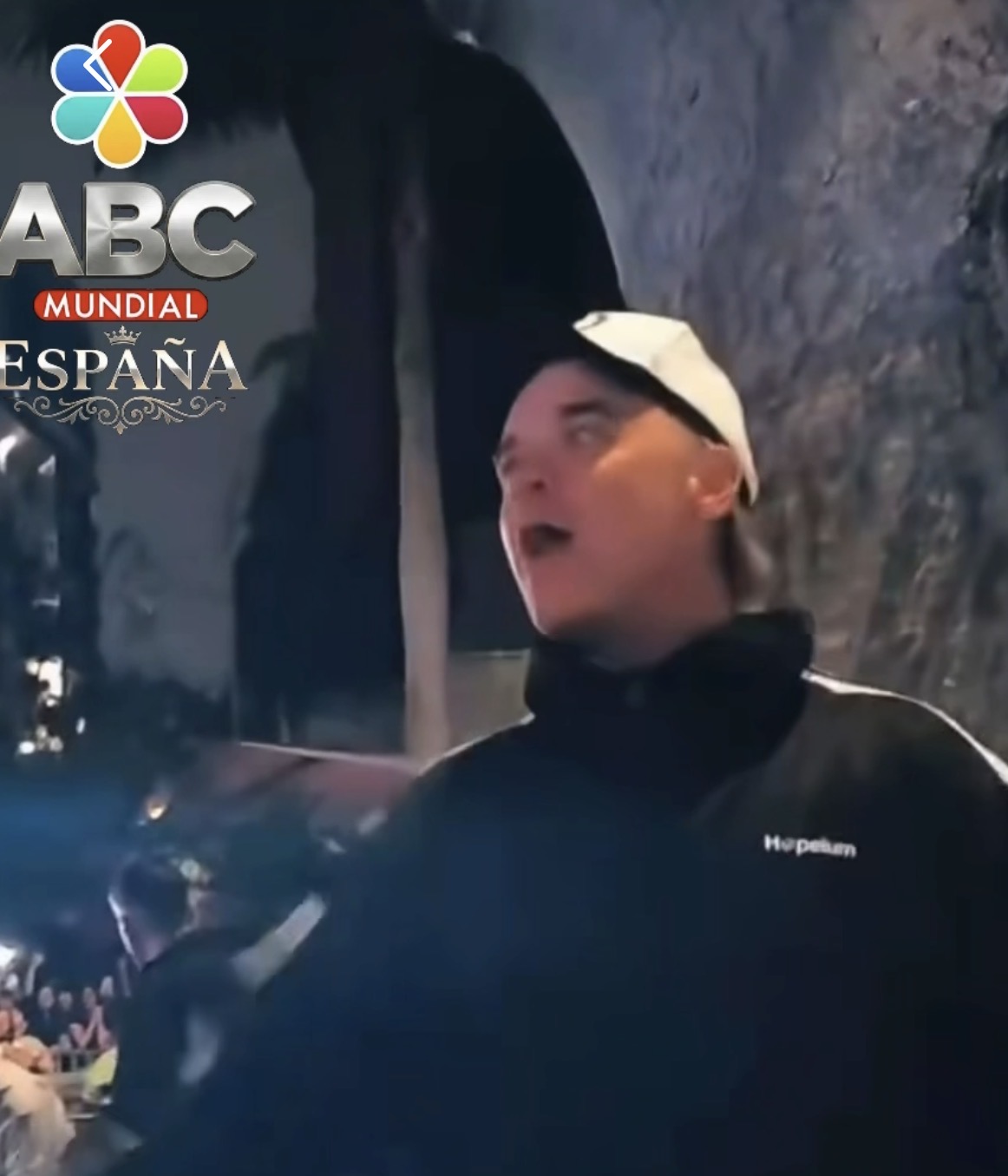 Robbie Williams sorprende a sus fans tras la cancelación de su concierto en Lima y canta en la calle