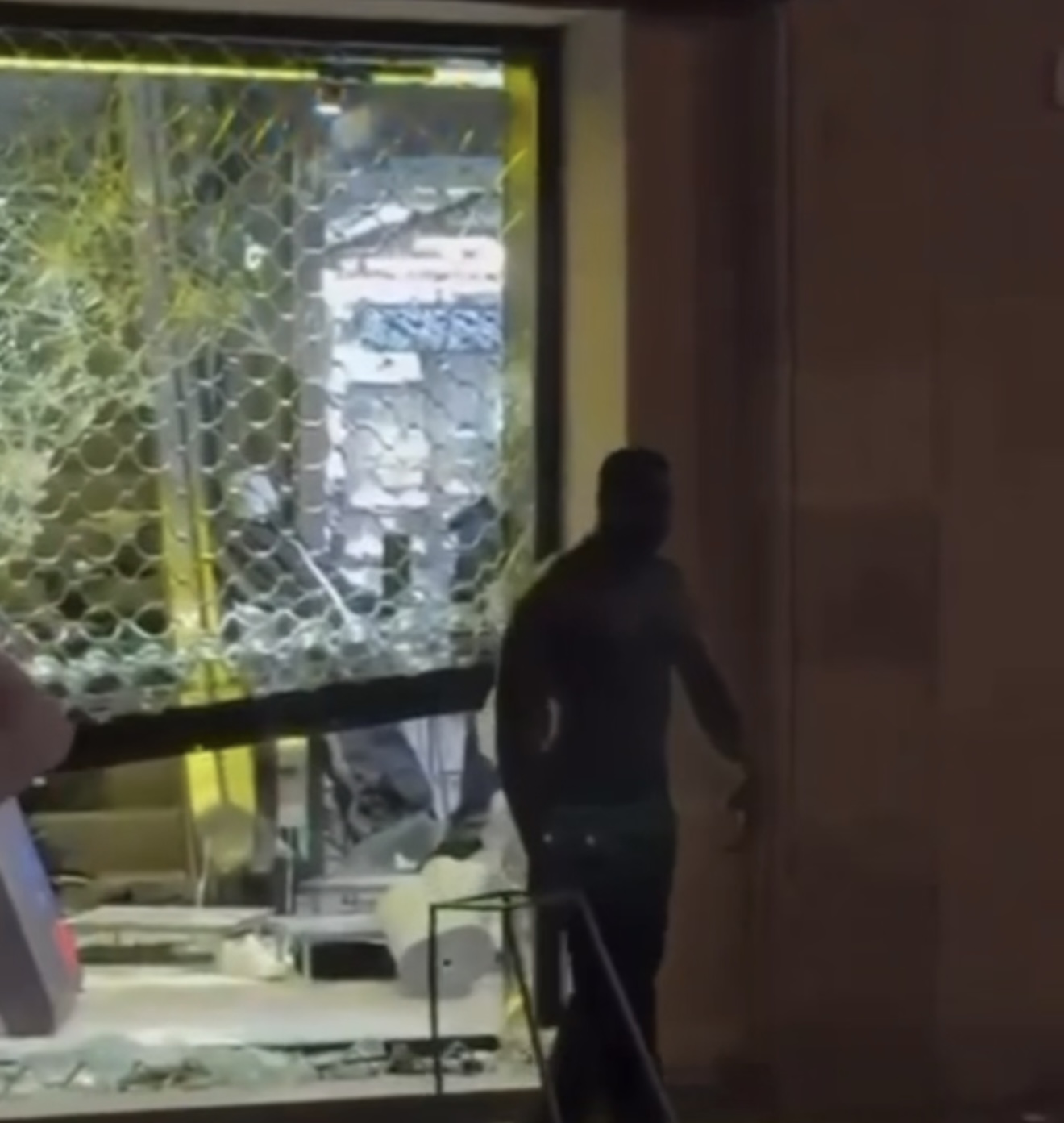 Violentos incidentes en Barcelona: Grupos de jóvenes destrozan mobiliarios, destrozan tiendas y roban comercios