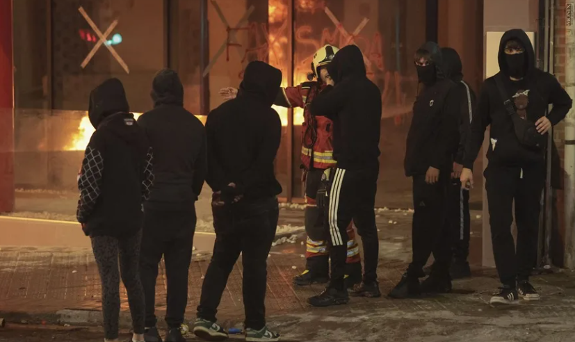 Bilbao registra una noche de disturbios con vehículos incendiados, saqueos y 17 detenidos